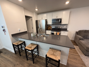 946 E Thunderbolt Ct in Layton, UT - Foto de edificio - Building Photo