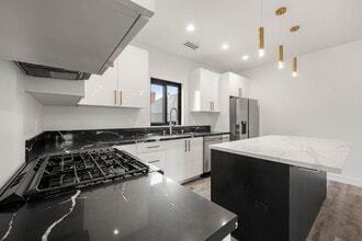 1920 S Sherbourne Dr in Los Angeles, CA - Foto de edificio - Building Photo