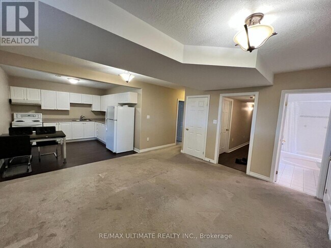 209 Dunsmore Ln in Barrie, ON - Building Photo - Building Photo