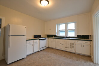 527 Walsh Ave, Unit #1 in Joliet, IL - Building Photo - Building Photo