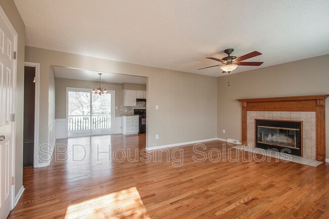 208 SE Country Ln in Lee's Summit, MO - Building Photo - Building Photo