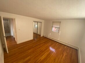 1105 Lexington St, Unit 2-9 in Waltham, MA - Foto de edificio - Building Photo