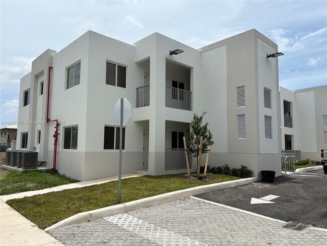 310 E 7th St in Hialeah, FL - Foto de edificio - Building Photo