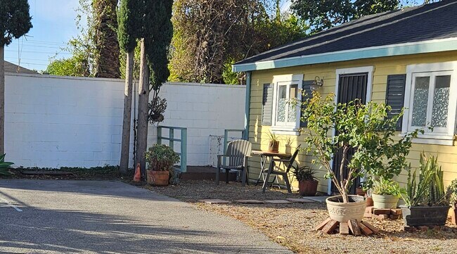 15020 Hamlin St, Unit Guest House in Van Nuys, CA - Building Photo - Building Photo