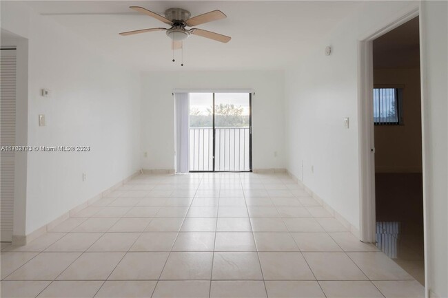 9915 W Okeechobee Rd in Hialeah Gardens, FL - Building Photo - Building Photo