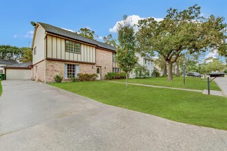 5007 Bayou Vista Dr in Houston, TX - Foto de edificio - Building Photo