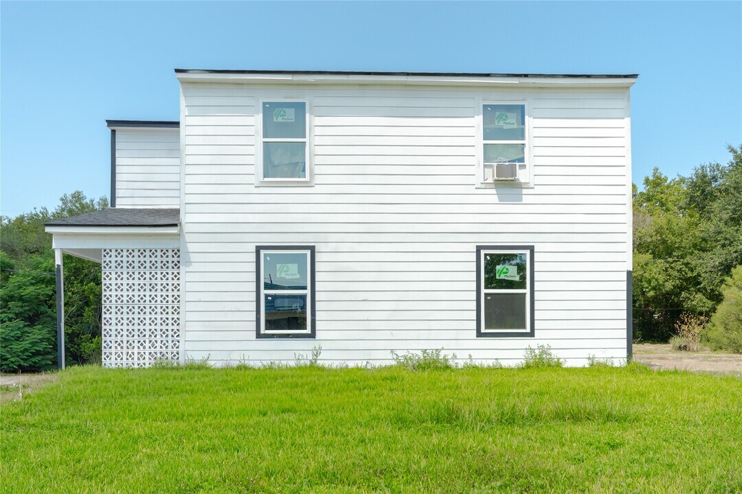 1020 5th Ave N in Texas City, TX - Building Photo