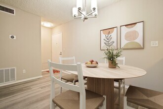 Natick Park in Sherman Oaks, CA - Foto de edificio - Building Photo