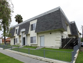 303 E Leatrice Ln in Anaheim, CA - Building Photo