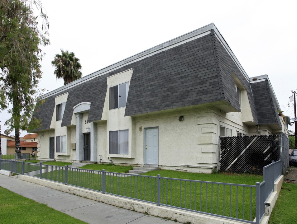 303 E Leatrice Ln in Anaheim, CA - Foto de edificio