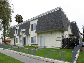 303 E Leatrice Ln in Anaheim, CA - Building Photo - Building Photo