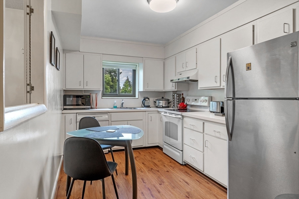 41 Centre St, Unit 305 in Brookline, MA - Building Photo