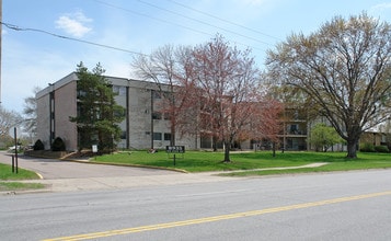 Cedar Grove Condominiums in Bloomington, MN - Building Photo - Building Photo