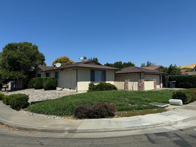 361 Honeysuckle Dr in Fairfield, CA - Building Photo - Building Photo