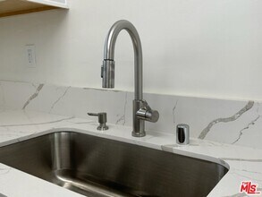 517 S Kenmore Ave in Los Angeles, CA - Building Photo - Building Photo