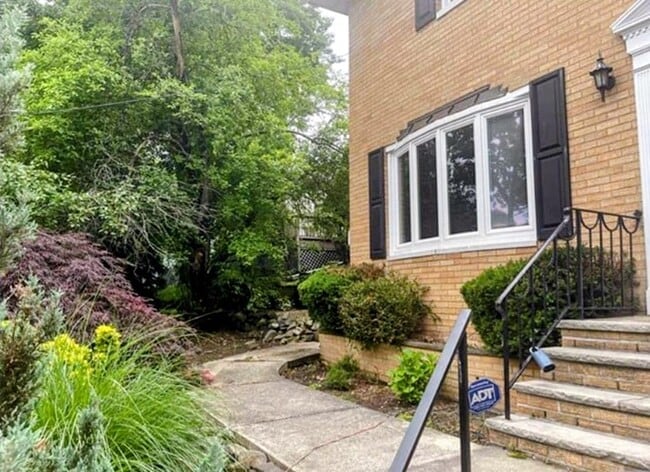 537 Winterburn Grv in Cliffside Park, NJ - Building Photo - Building Photo