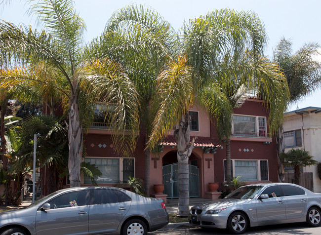 1528 E 1st St in Long Beach, CA - Foto de edificio - Building Photo