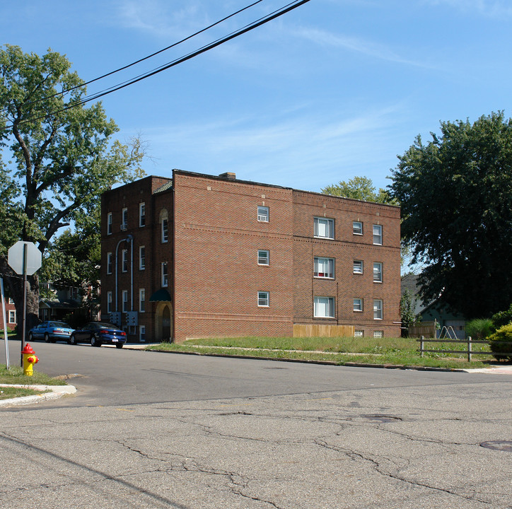 611 Andrew Ave NE in Massillon, OH - Foto de edificio