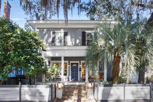 102 W 36th St in Savannah, GA - Building Photo
