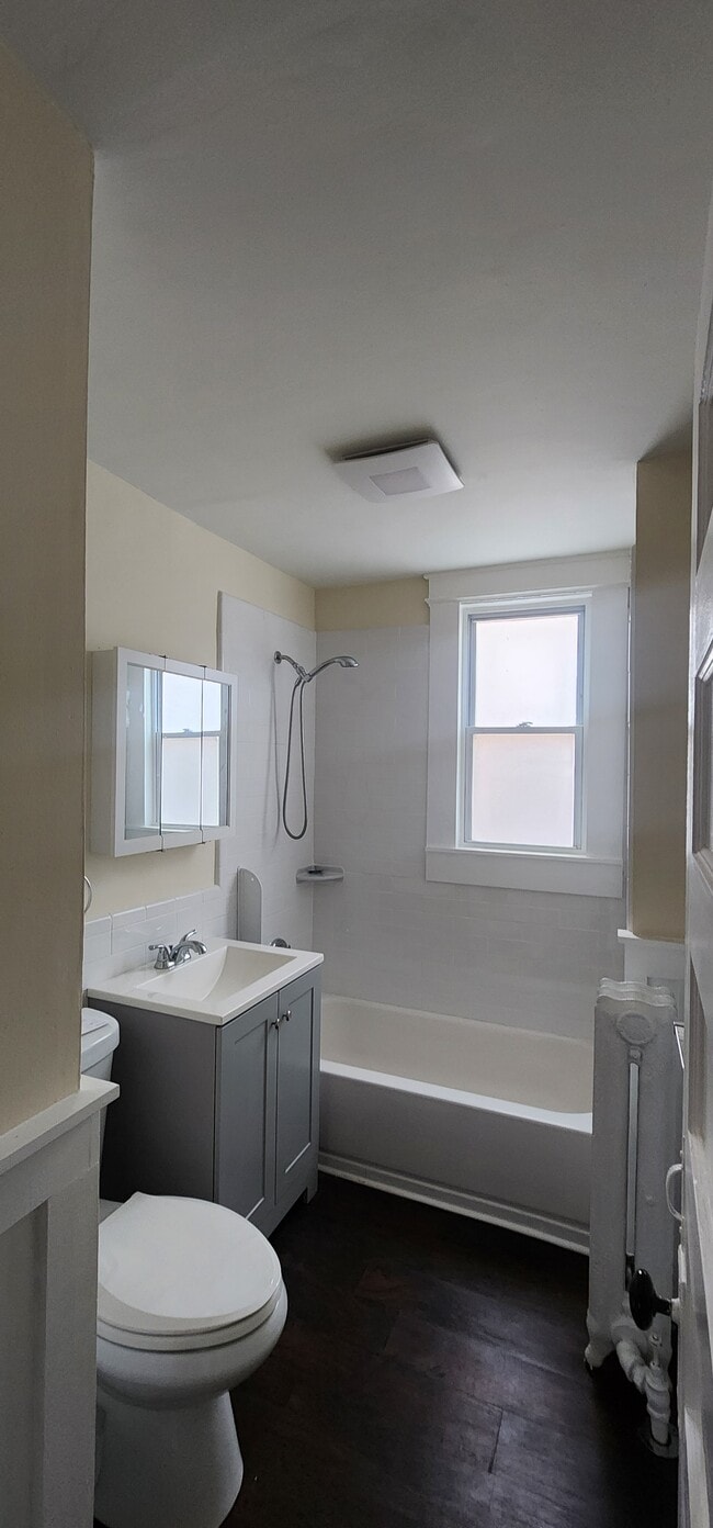 2583 Main St, Unit First floor in Bridgeport, CT - Foto de edificio - Building Photo