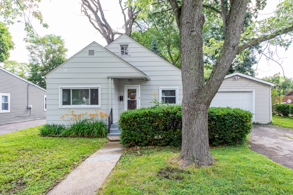 221 Kenwood Dr in Round Lake Park, IL - Foto de edificio