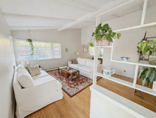 921 College Ave, Unit #B in Wheaton, IL - Foto de edificio - Building Photo