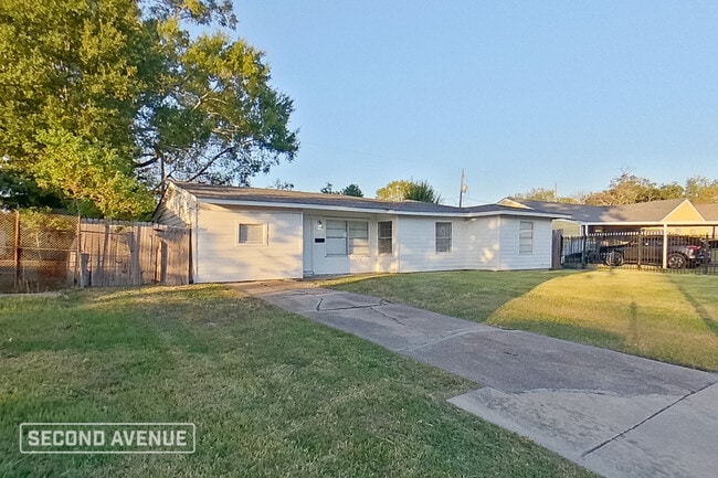 property at 5911 Kenilwood Dr