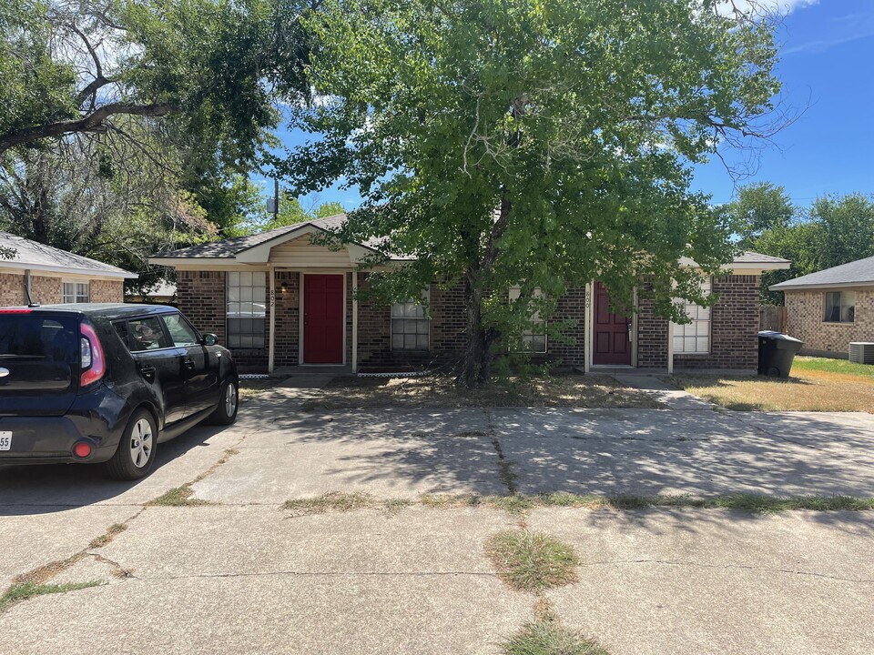 800 Concho Plz in College Station, TX - Building Photo