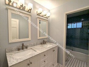 8850 Villa La Jolla Dr in San Diego, CA - Building Photo - Building Photo