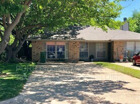 423 Claire Ct in Arlington, TX - Building Photo