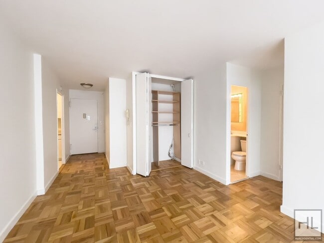 EAST 49 STREET in New York, NY - Building Photo - Building Photo