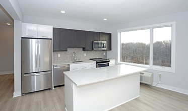 Sylvan Ridge in Fort Lee, NJ - Building Photo - Interior Photo