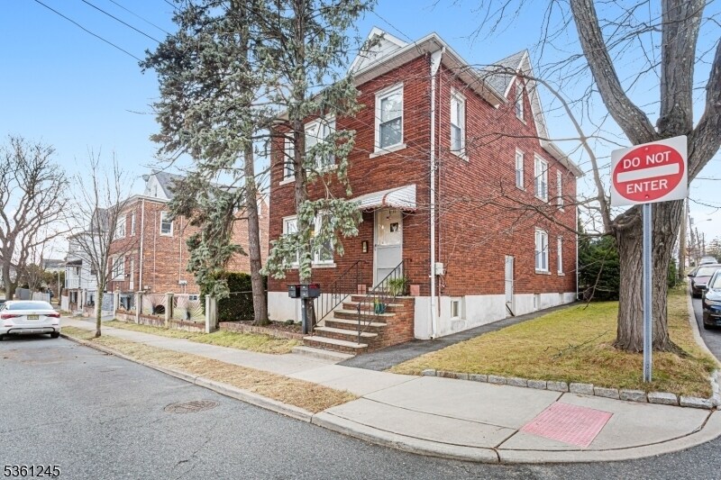 17 Oregon St in Clifton, NJ - Building Photo