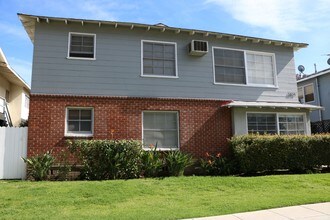 5824 Coldwater Canyon Ave in Valley Village, CA - Foto de edificio - Building Photo