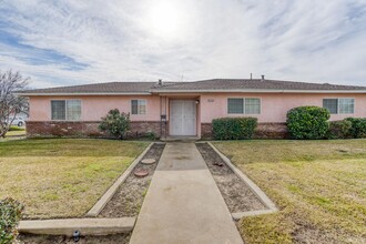 2205 Moir Dr in Sanger, CA - Building Photo - Building Photo