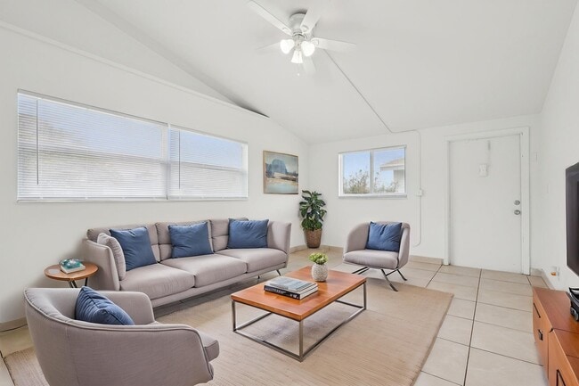 Azure Villas Apartments in Pembroke Park, FL - Foto de edificio - Building Photo