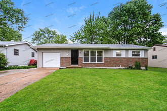 609 Lynn Haven Ln in Hazelwood, MO - Building Photo - Building Photo