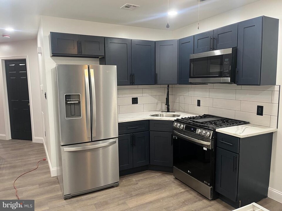 6213 Sansom St in Philadelphia, PA - Building Photo