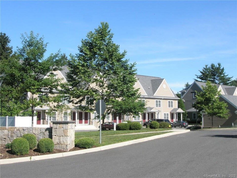 20 Orchard St in Brookfield, CT - Building Photo