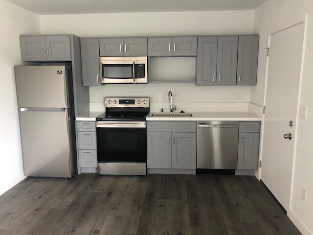 14924 Roscoe Blvd in Los Angeles, CA - Building Photo