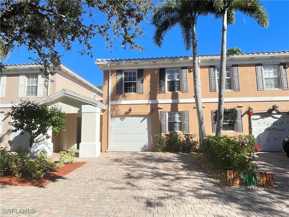 5549 Cove Cir in Naples, FL - Building Photo
