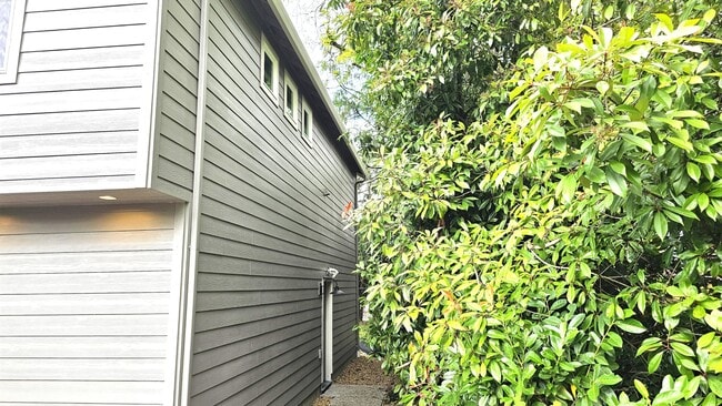 2111 E Mill Plain Blvd in Vancouver, WA - Building Photo - Building Photo