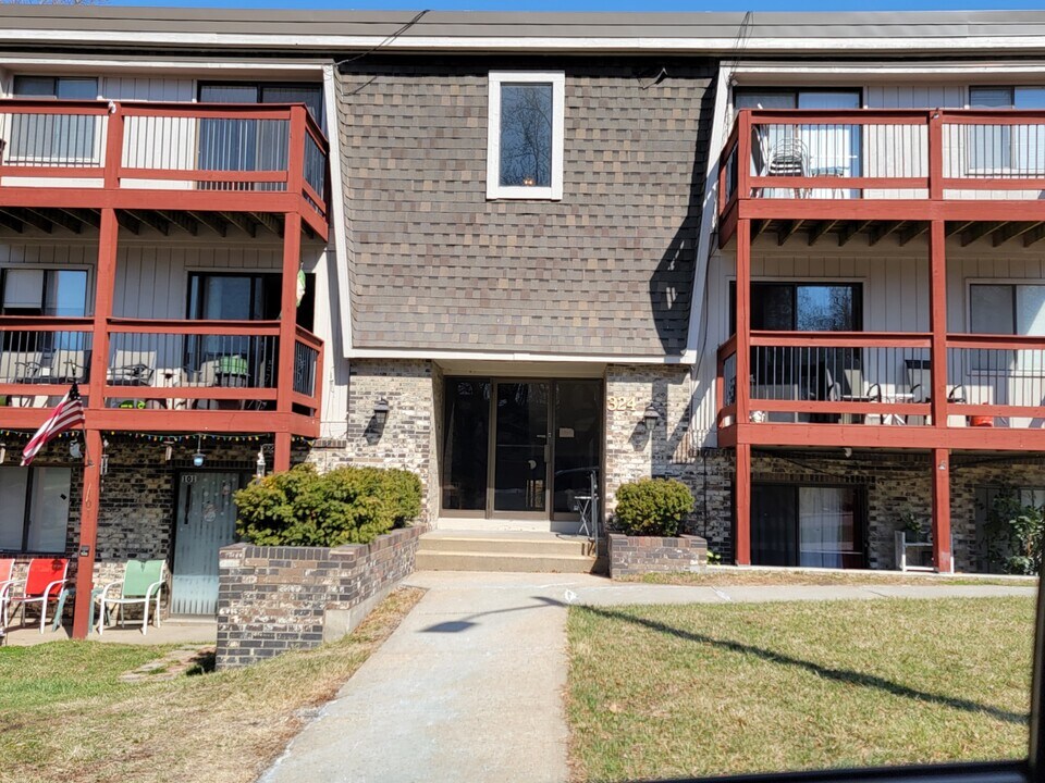 324 W College St in Independence, MO - Building Photo