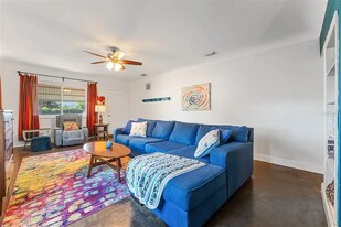 1604 58th St S in Gulfport, FL - Building Photo