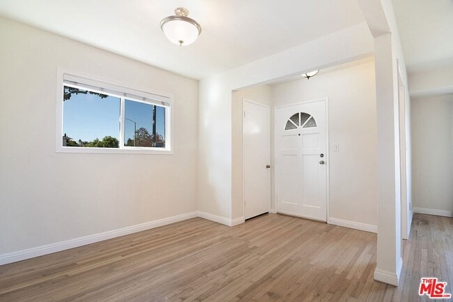 6322 W 79th St in Los Angeles, CA - Building Photo - Building Photo