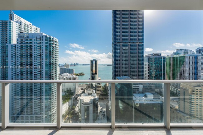 1010 Brickell Ave, Unit 3303 in Miami, FL - Foto de edificio - Building Photo