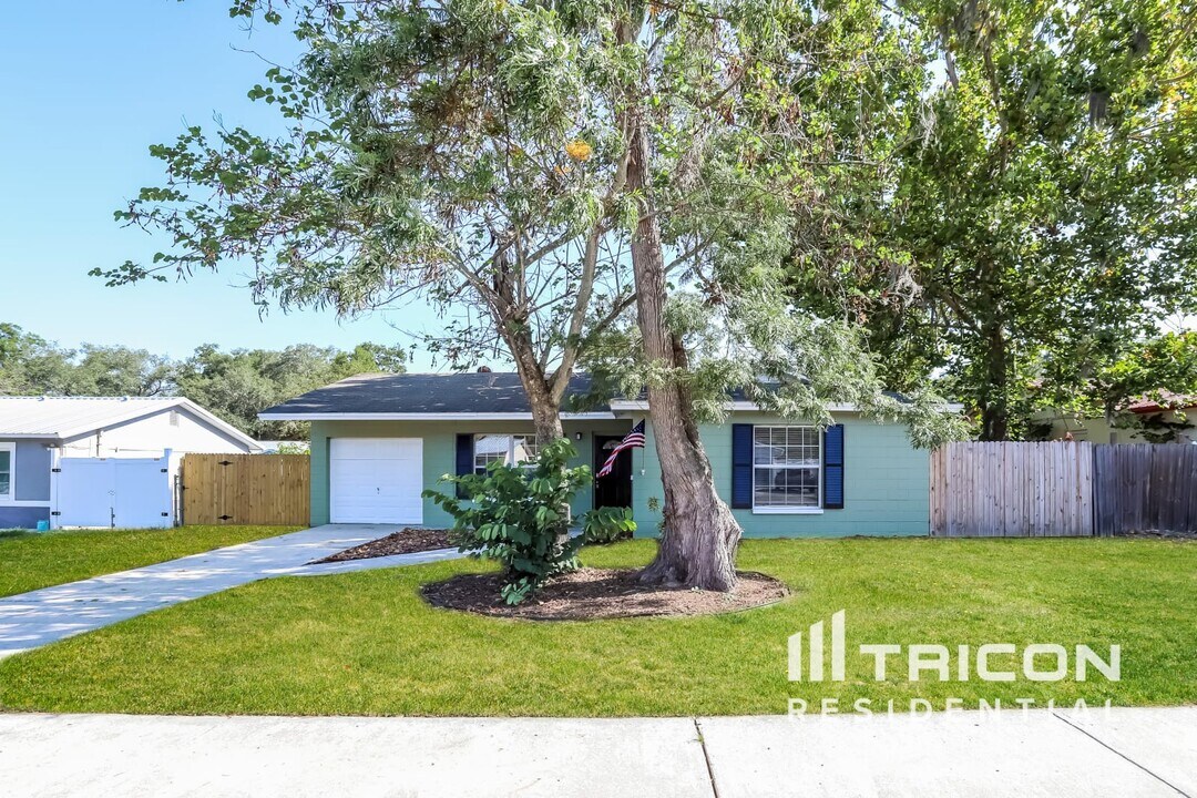 116 Circle Hill Dr in Brandon, FL - Building Photo