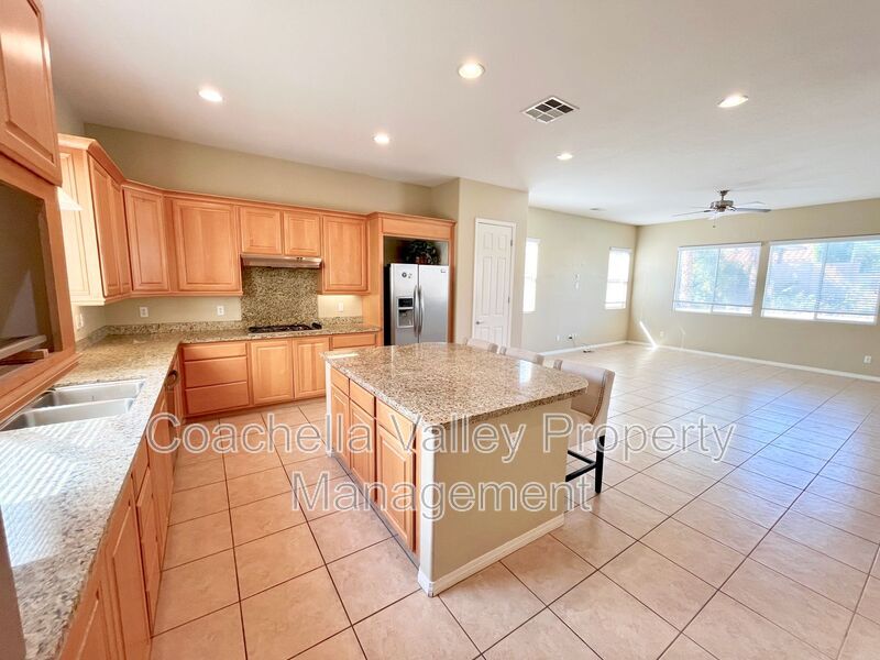 43341 Parkway Esplanade W in La Quinta, CA - Building Photo