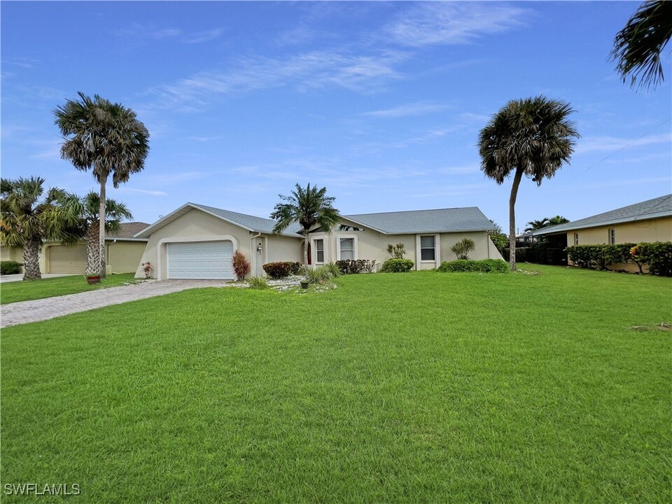 2831 SE 19th Pl in Cape Coral, FL - Foto de edificio