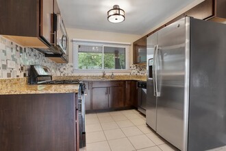 325 Bramble Ln in Schaumburg, IL - Building Photo - Building Photo
